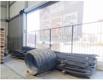 Rollo de acero de construcción en almacén